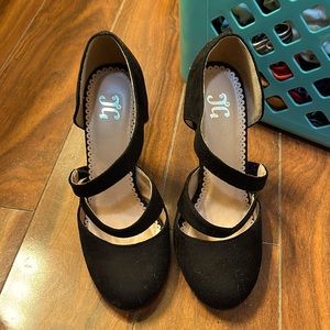 Size 7.5 black JG heels. Worn once on a cruise. So pretty much new.